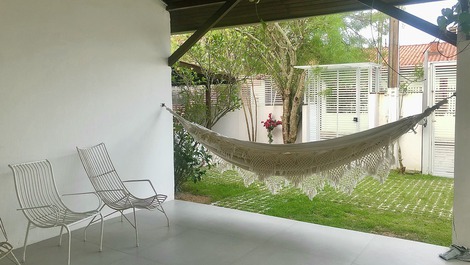 Varanda com cadeiras: lugar mais agradável da casa.