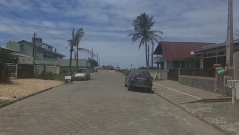 Ótima casa com piscina, 3 quartos com AC, Wi-Fi,70m do mar