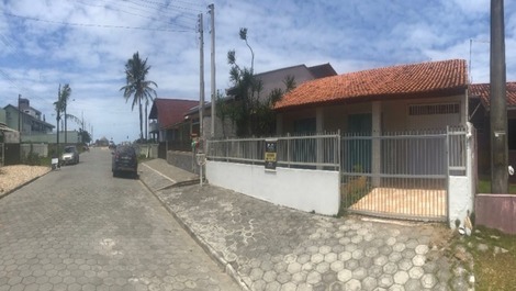 Ótima casa com piscina, 3 quartos com AC, Wi-Fi,70m do mar