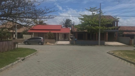 Ótima casa com piscina, 3 quartos com AC, Wi-Fi,70m do mar