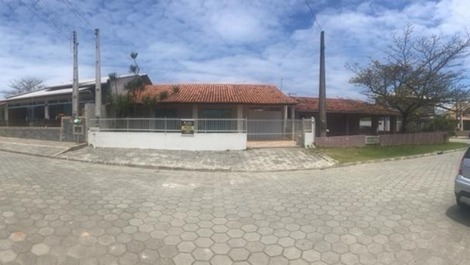Ótima casa com piscina, 3 quartos com AC, Wi-Fi,70m do mar