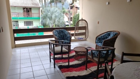 Belíssimo sobrado com Ac em todos os quartos, piscina,WI-FI