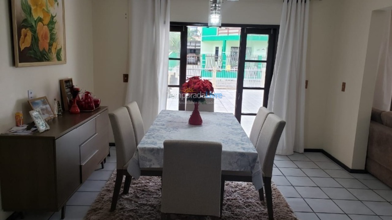 Casa para aluguel de temporada em São Francisco do Sul (Enseada)