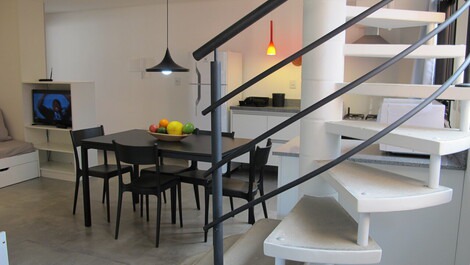  sala, mostrando escada de acesso ao terraço 