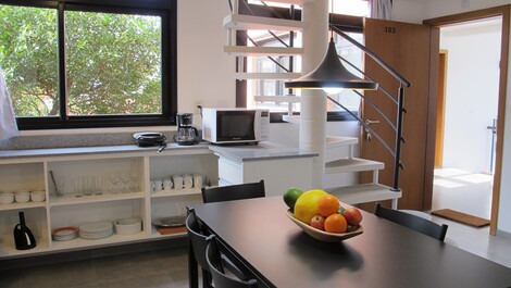 Jantar com escada de acesso ao terraço 