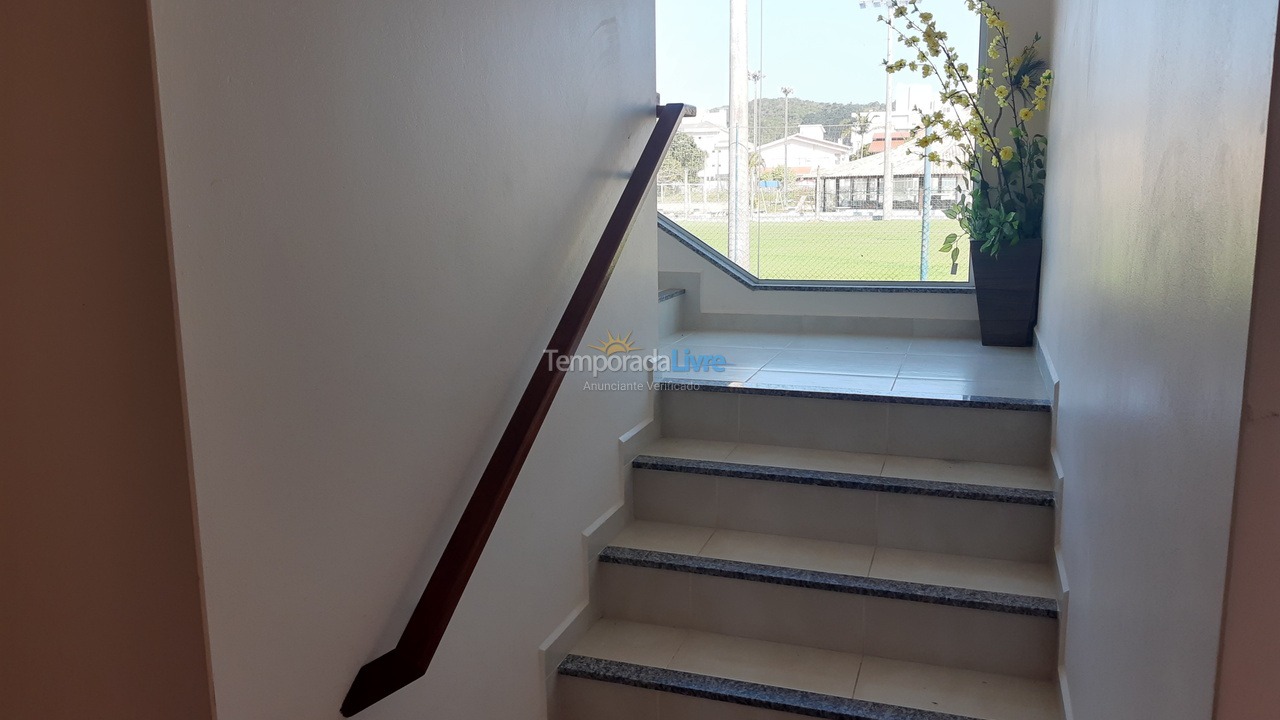 Apartamento para aluguel de temporada em Governador Celso Ramos (Praia de Palmas)