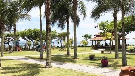 Amplo jardim frente mar