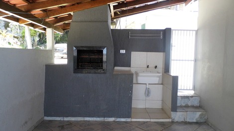 Churrasqueira e área de serviço