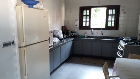 Cozinha com 2 geladeiras e 1microondas