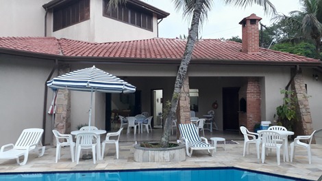 Area da piscina com churrasqueira 