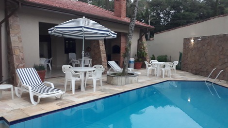 Área da piscina com churrasqueira 