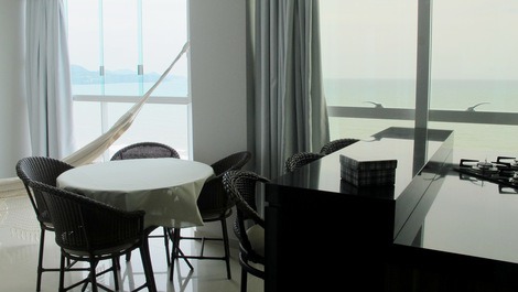 Apartamento com 03 dormitórios na quadra do Mar