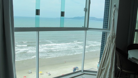 Apartamento com 03 dormitórios na quadra do Mar