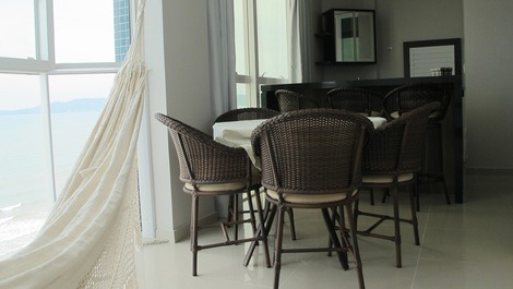 Apartamento com 03 dormitórios na quadra do Mar