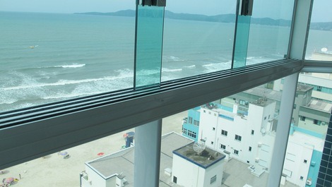 Apartamento com 03 dormitórios na quadra do Mar