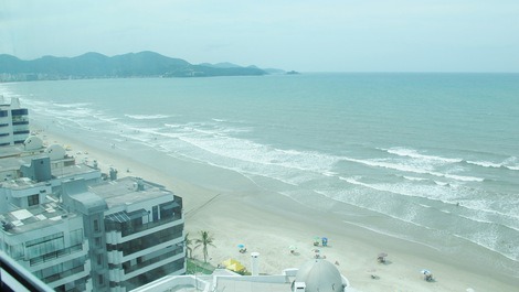 Apartamento com 03 dormitórios na quadra do Mar