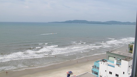 Apartamento com 03 dormitórios na quadra do Mar