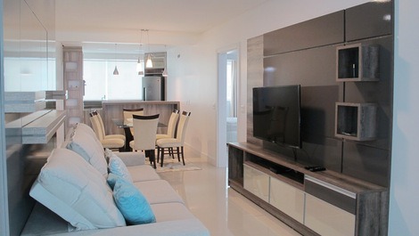 Apartamento com 03 dormitórios na quadra do Mar