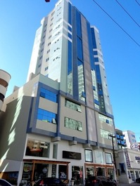 Apartamento com 03 dormitórios na quadra do Mar