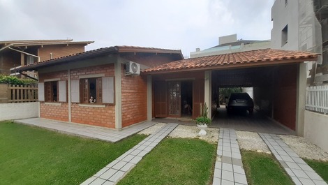 House 200 m from Praia dos Ingleses for 8 people