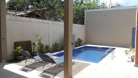 Área da piscina nos fundos da casa