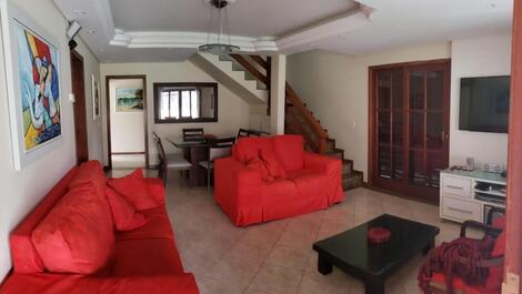 Sala de estar e jantar com TV a cabo