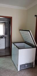 Corredor piso inferior com banheiro social e freezer