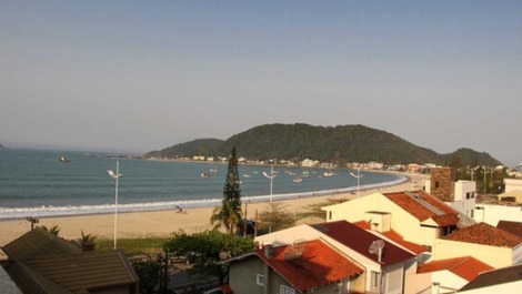 HERMOSA COBERTURA FRENTE AL MAR CON PISCINA, WI-FI, AC EN LAS HABITACIONES