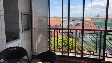 Excelente apartamento em prédio frente mar, Ac nos quartos, 2 carros