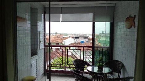 Excelente apartamento em prédio frente mar, Ac nos quartos, 2 carros