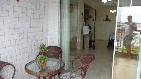 Excelente apartamento em prédio frente mar, Ac nos quartos, 2 carros