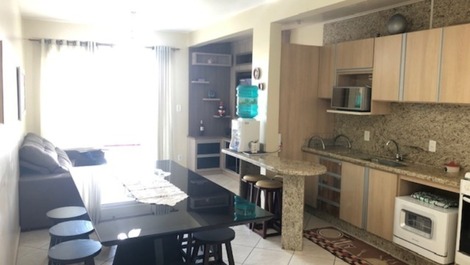 Excelente apartamento em prédio frente mar, Ac nos quartos, 2 carros