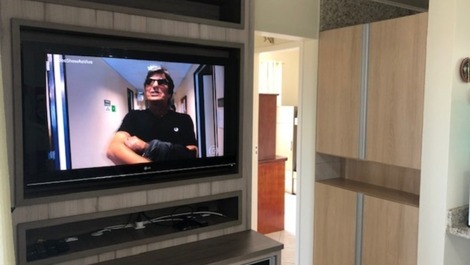 Excelente apartamento em prédio frente mar, Ac nos quartos, 2 carros