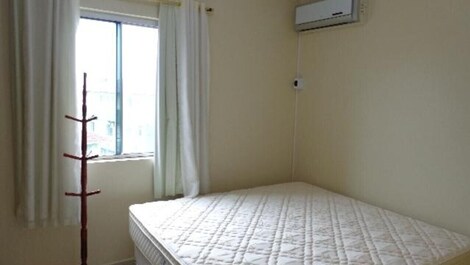 Excelente apartamento em prédio frente mar, Ac nos quartos, 2 carros