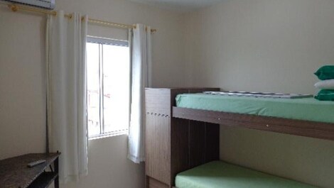 Excelente apartamento em prédio frente mar, Ac nos quartos, 2 carros