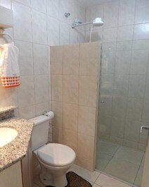 Excelente apartamento em prédio frente mar, Ac nos quartos, 2 carros