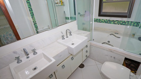 Pitangueiras Alto Padrão 4 Suítes - 3 Vagas e Lazer - 10 pessoas