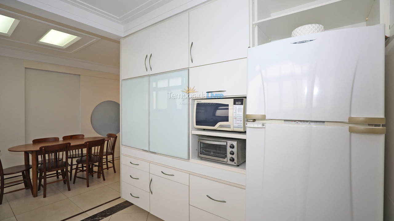 Apartamento para aluguel de temporada em Guarujá (Pitangueiras)