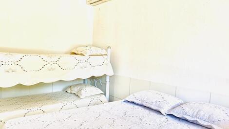 Casa com 6 quartos, sendo 5 suítes, à 700m da Praia de Taperapuan