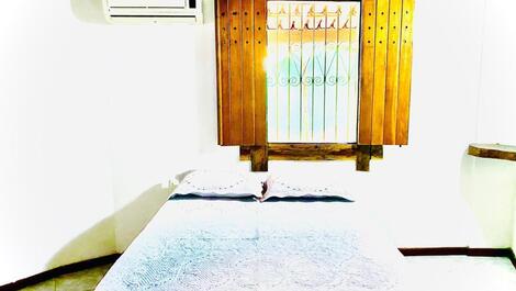 Casa com 6 quartos, sendo 5 suítes, à 700m da Praia de Taperapuan