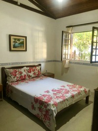 Quarto de casal bem arejado e com ar-condicionado.
