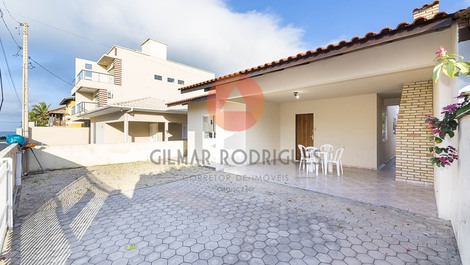 Casa com 3 dormitórios a 100 metros do mar