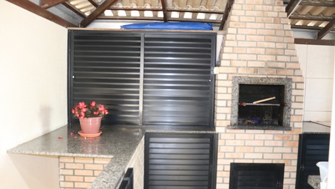 APARTAMENTO FRENTE PARA O MAR COM AREA DE FESTAS