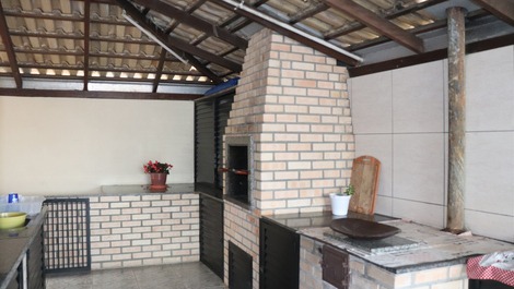 APARTAMENTO FRENTE PARA O MAR COM AREA DE FESTAS