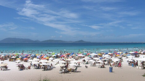 Vista praia em frente rua do edifício