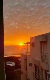 Nascer do sol - vista do terraço do apartamento