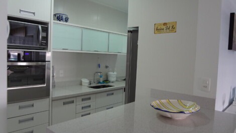 Impecável Apartamento com Varanda Gourmet e Vista para o Mar