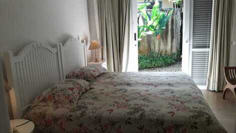 Cozy house facing the sea on Camburizinho beach