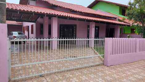 Confortável casa para 18 pessoas na Enseada a 400 metros da Prainha