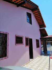 Confortável casa para 18 pessoas na Enseada a 400 metros da Prainha